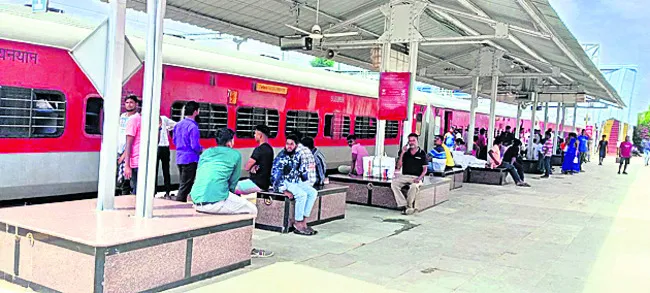 బస్సులు లేవు.. రైళ్లు రావు!