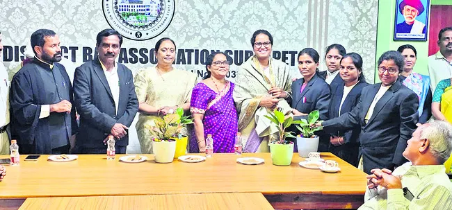 యువ న్యాయవాదులు వృత్తిలో రాణించాలి