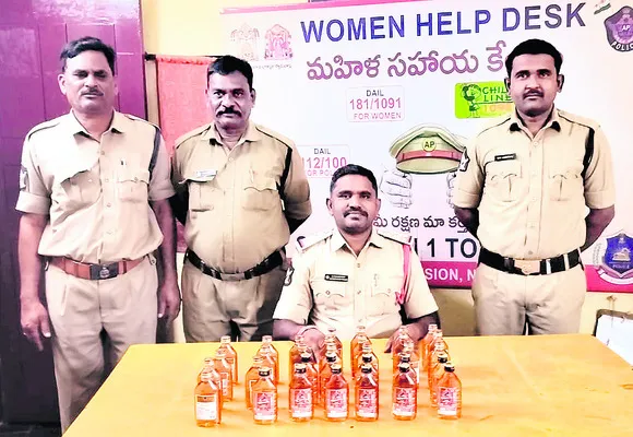 శ్రీశైలంలో మద్యం సీసాలు స్వాధీనం