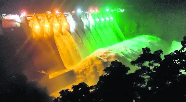 శ్రీశైలానికి స్థిరంగా వరద