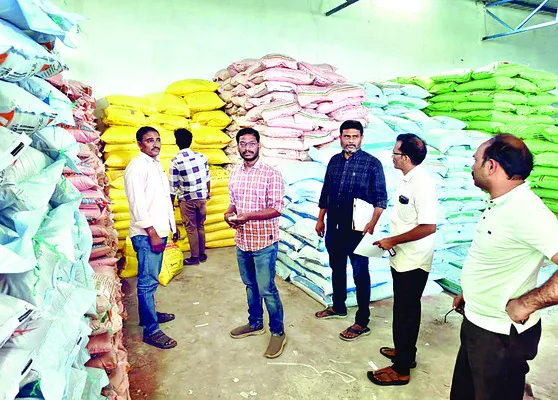 ఎరువుల విక్రయాల నిలుపుదల 