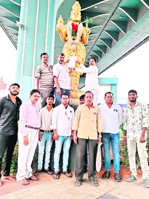 తెలుగు తల్లి విగ్రహం వద్ద టీచర్ల నిరసన