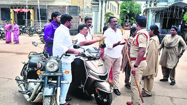 పోలీసుల అత్యుత్సాహం