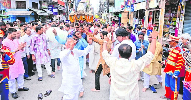 వైభవంగా జైనుల శోభాయాత్ర