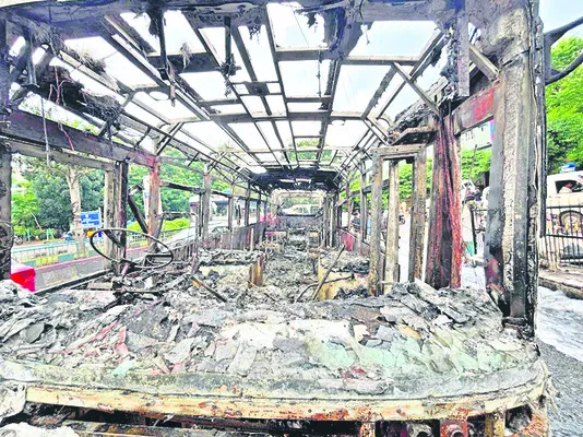 బస్సులపై భారం.. ప్రాణాలతో చెలగాటం