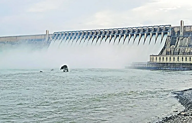 Floods continue in Krishna and Godavari