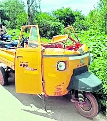 కారు– ఆటో ఢీ, ముగ్గురికి గాయాలు