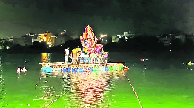కోలాహలం..వినాయకుడి నిమజ్జనం