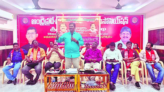 ఆర్టీసీ ఉద్యోగుల సమస్యలు పరిష్కరించాలి