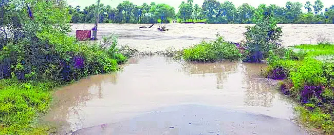 వర్షానికి తెగిపోయిన రోడ్లు