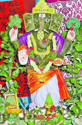 మోదుగు ఆకులతో వినాయకుడు