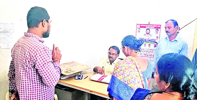 ‘డబుల్’ ఇళ్ల పంపిణీలో వసూళ్లు ?
