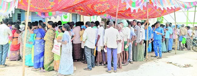 అన్నదాతల బారులు..