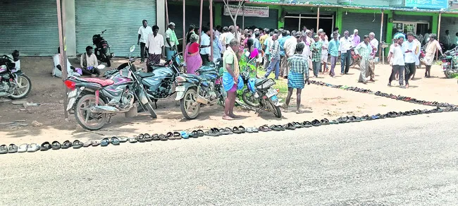 యూరియాకు తప్పని పాట్లు