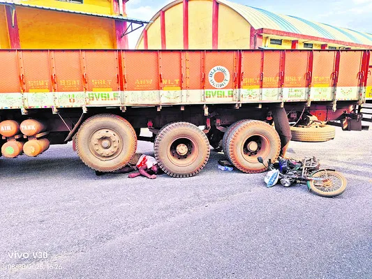 లారీ చక్రాల కింద నలిగిన ప్రాణం