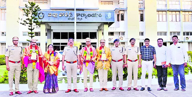 సిబ్బంది సేవలు ప్రశంసనీయం
