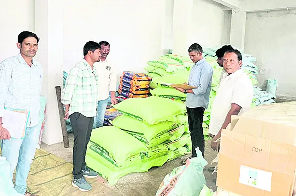 ఎరువుల దుకాణాలు తనిఖీ
