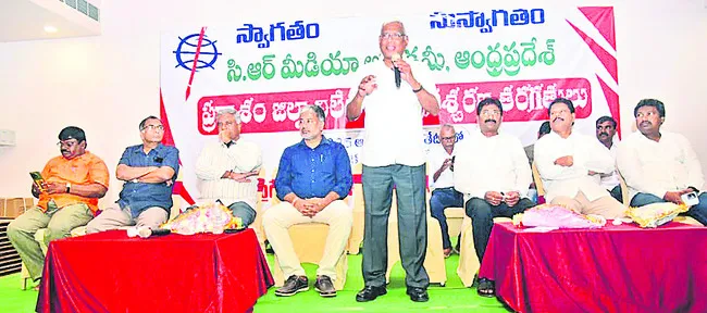పాత్రికేయులు వృత్తి నైపుణ్యాలు పెంచుకోవాలి