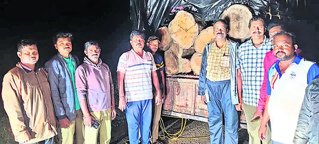 అక్రమంగా తరలిస్తున్న టేకు కలప స్వాధీనం