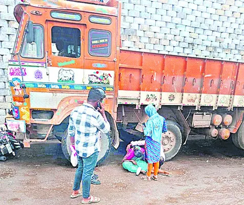 రోడ్డు ప్రమాదంలో మహిళ దుర్మరణం 