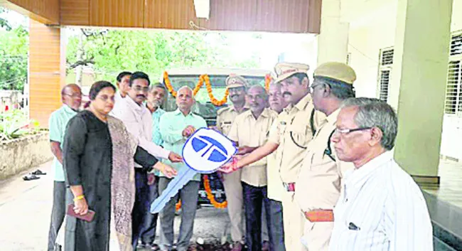 కళాకారులకు సహకారం అందిస్తాం