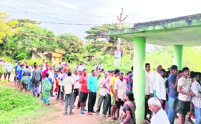 యూరియా కోసం బారులు