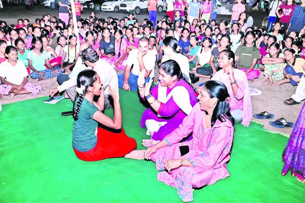 విద్యార్థినులు లక్ష్యంతో చదవాలి