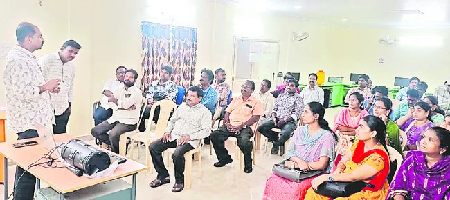 ఉద్యోగుల సమస్యలు పరిష్కరించాలి