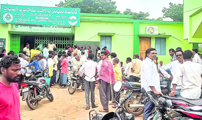 యూరియా కోసం రైతుల పడిగాపులు