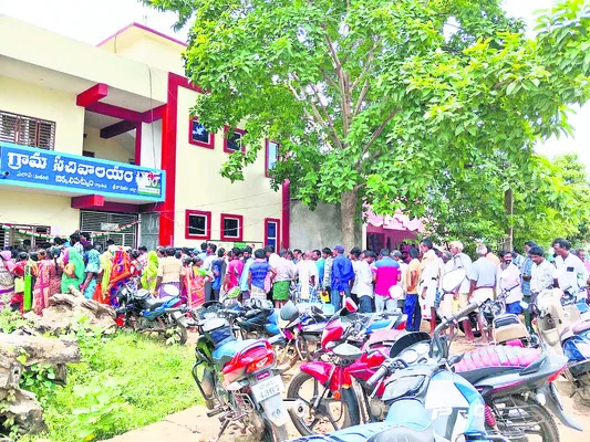 యూరియా కోసం పాట్లు 
