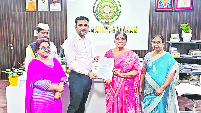 తల్లి ఆస్తి కాజేసిన కుమారుడికి గుణపాఠం
