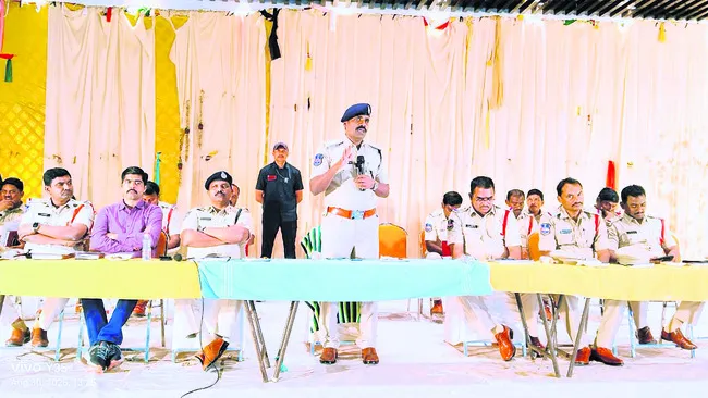 యువతను సన్మార్గంలో నడిపించాల్సి బాధ్యత ప్రతి ఒక్కరిది