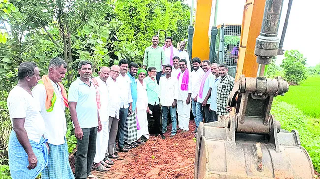 కేటీఆర్‌ చొరవతో  సాగునీటి కాలువ శుభ్రం
