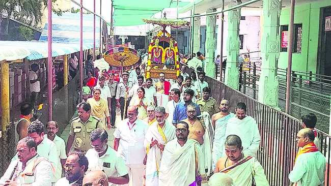 తిరుచ్చి వాహనంపై ఊరేగింపు