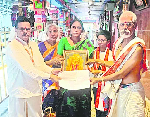 దుర్గమ్మకు పలువురు భక్తుల విరాళాలు