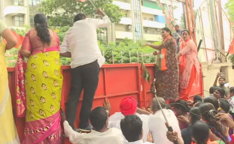 BJP Mahaila Morcha Leaders Protest At Hydearabad