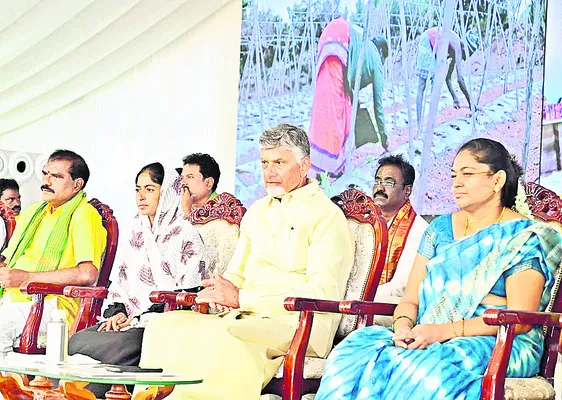 సభలకు రాకుంటే సంక్షేమ పథకాలు కట్
