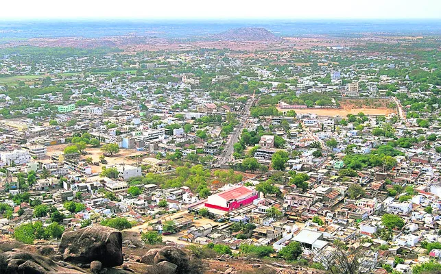 భవనాలు ఎక్కువ.. రాబడి తకు్కవ!