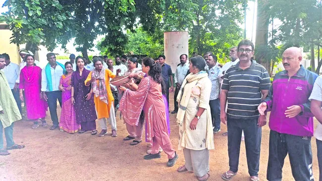 శ్రామికుల కష్టాలను గుర్తించడమే నాయకుల లక్షణం