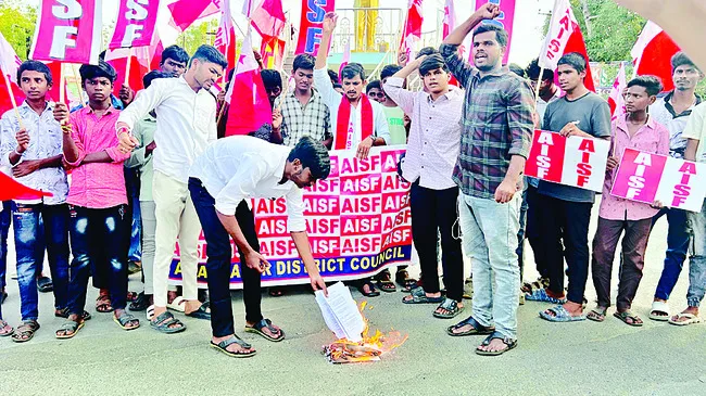 విద్యార్థుల గొంతు నొక్కేందుకే జీఓ