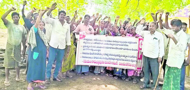 గిరిజన రైతులకు పట్టాలివ్వాలి
