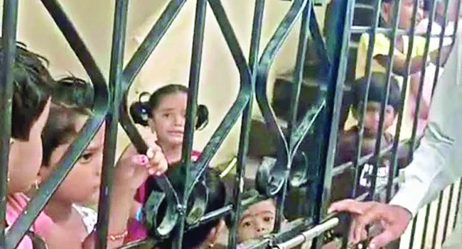 అంగన్‌వాడీలో చిన్నారులు బందీ