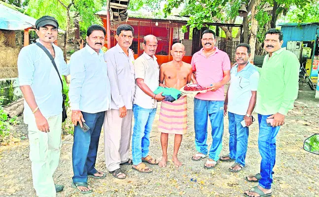 చలించి.. స్నేహితున్ని చేరదీసి