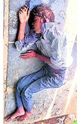మద్యం దుకాణం వద్ద వ్యక్తి మృతి