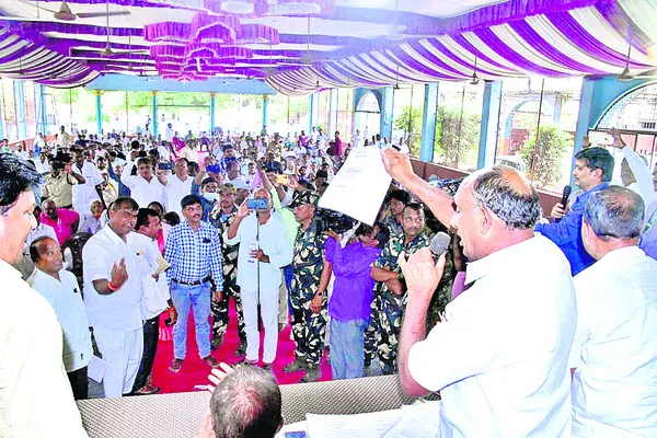 రసాభాసగా అర్బన్ బ్యాంకు సమావేశం