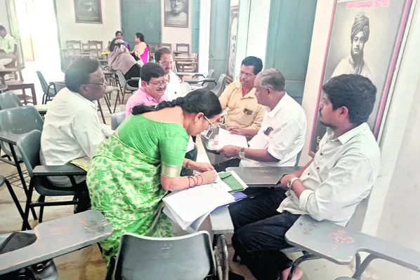 ఉపాధ్యాయ సర్వీస్‌ బుక్స్‌ పరిశీలన 
