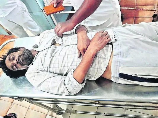 లారీ ఢీకొని వ్యక్తికి తీవ్ర గాయాలు