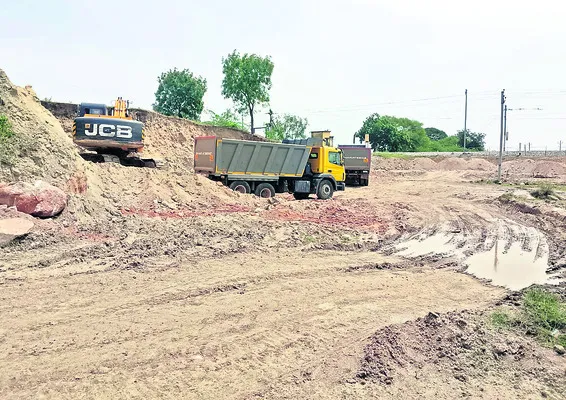 కాల్వకట్ట తవ్వేస్తున్నారు!