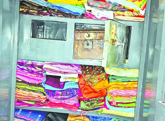 నిడదవోలులో భారీ చోరీ