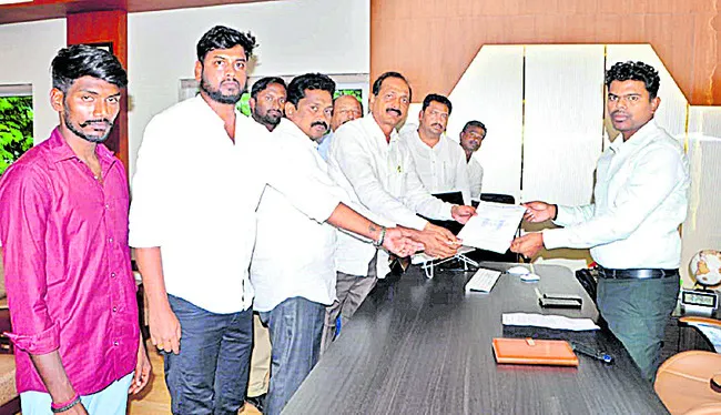 హాస్టళ్లలో వసతులు కల్పించండి